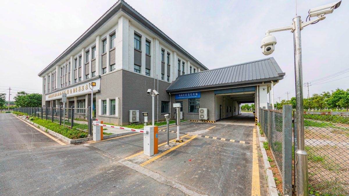 增城物流园区道闸与监控联动改造案例:道闸栏杆机与监控摄像头联动(心之阳电脑)